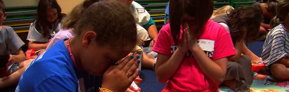 Hillvue Kids praying